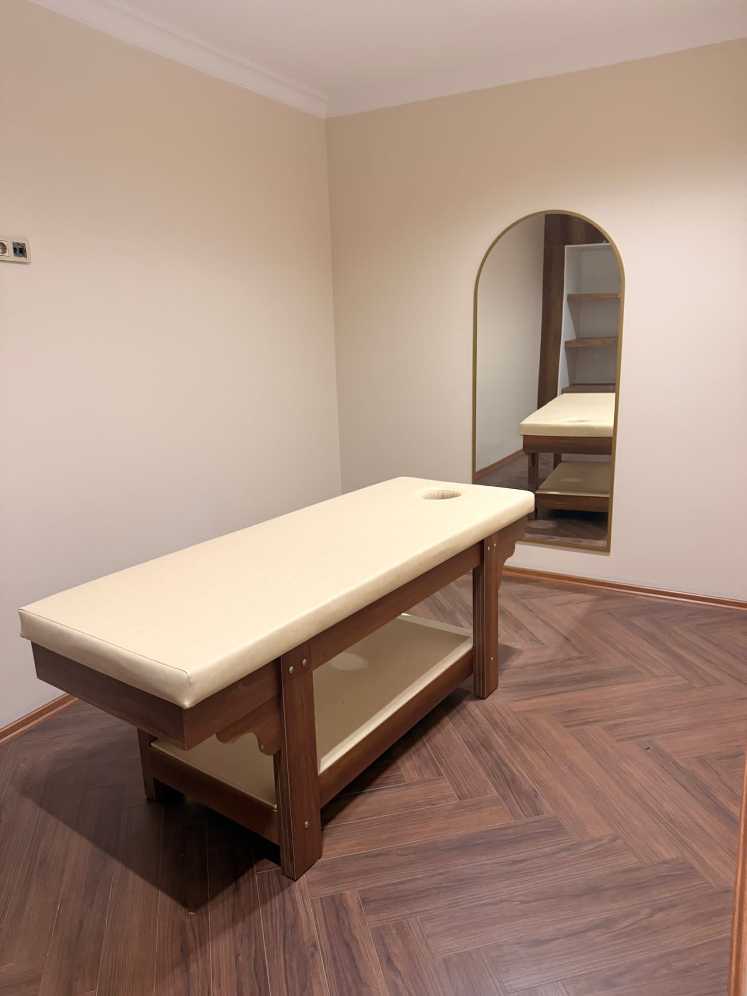 Ceviz Gövdeli Raflı Profesyonel Masaj Yatağı  Spa Masaj Yatağı
