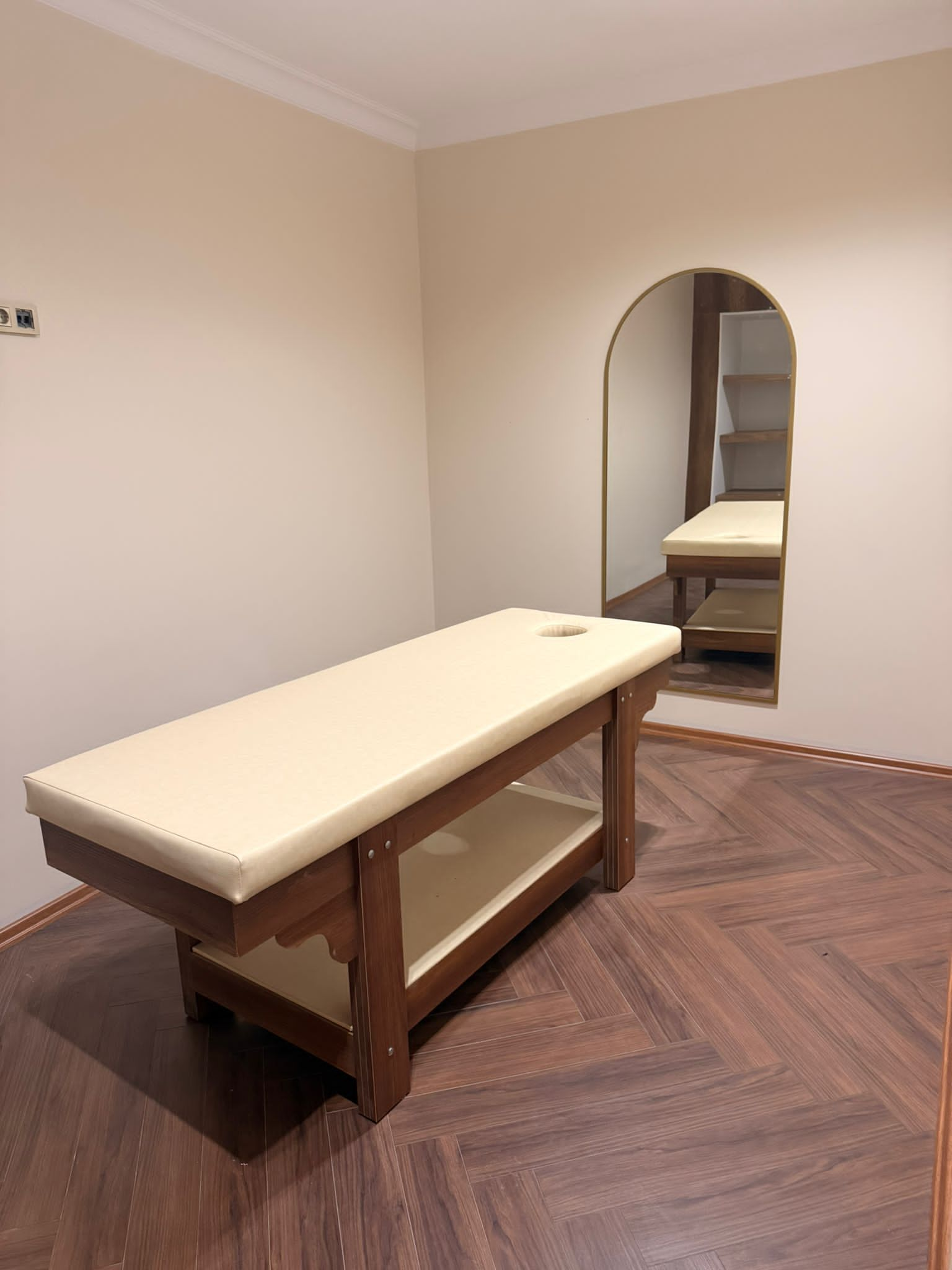 Ceviz Gövdeli Raflı Profesyonel Masaj Yatağı  Spa Masaj Yatağı